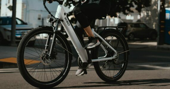 Le vélo électrique, la nouvelle tendance en ville (et pas que) qui explose tous les chiffres